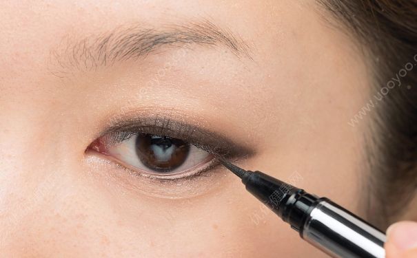 眼線筆和眼線液哪個好？眼線液和眼線筆哪個好用？(4)