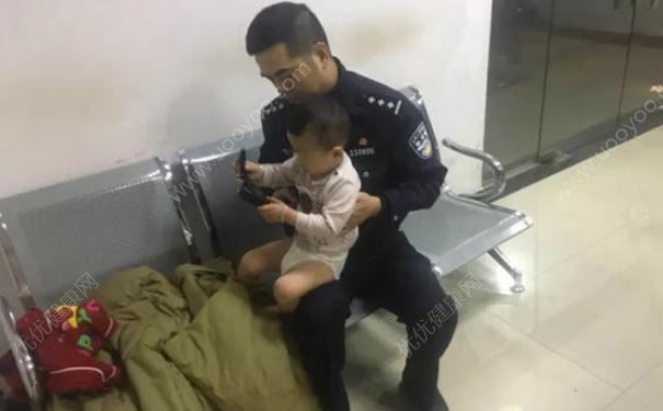 2歲男童凌晨光腳上街找媽媽，爸媽吵架後扔他一個人在傢(2)